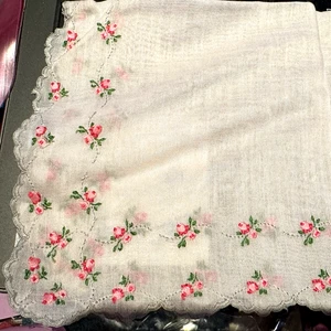 Vintage besticktes rosa Rosenknospen Taschentuch gewellter Rand Taschentuch 1960er - Bild 1 von 9