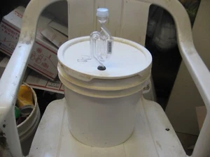 2 Gallon Fermenting Bucket , Lid and grommet air lock  Homebrew Beer Wine Spirit - Picture 1 of 1