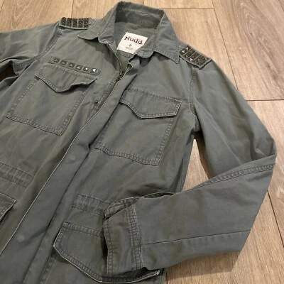 Chaqueta militar Mudd para mujer juniors verde con tachuelas talla pequeña usada Foto 1 de 4