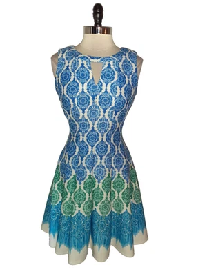 Vestido GABBY SKYE Talla 12 Línea A Azul Blanco Verde Floral Sin Mangas Tejido Elástico Foto 1 de 4