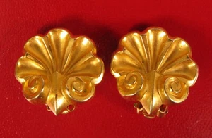 FABULOUS DESIGNER SIGNED SEDUE MMA 1986 GOLD TONE SHELL CLIP ON EARRINGS WOW !! - Picture 1 of 2