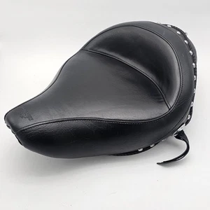 Mustang Harley Davidson '04-Later Sportster Wide Touring asiento individual con tachuelas - Imagen 1 de 22