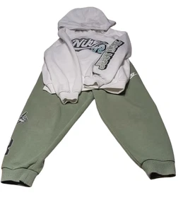 Nike Little Kids Hoodie Green-White Jogger Suit Size 5- 6 - Picture 1 of 4