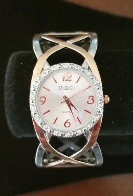 Novo com etiquetas Studio Time (Kohl's) relógio de dois tons com punho/pulseira STD1016T 6,5" corrida fechada - Imagem 1 de 4