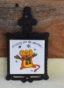 Black Cast Iron Trivet w 3” Sq Suzy's Zoo Ceramic Tile Wishing You The Merriest - Picture 1 of 14