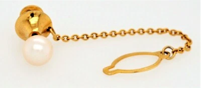 Pin de oro amarillo de 14 quilates con perlas Mikimoto y caja Mikimoto enchapada en oro amarillo Foto 1 de 4