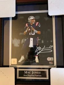MAC JONES AUTOGRAFIADO FIRMADO PATRIOTAS DE NUEVA INGLATERRA ENMARCADO 8x10 certificado de autenticidad Beckett - Imagen 1 de 1