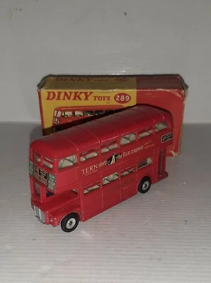 ROUTEMASTER BUS CON DUE PERSONAGGI REF.289 DINKY TOYS OBSOLETO - Immagine 1 di 4