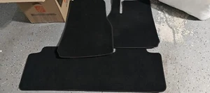 Alfombrillas negras originales originales originales de fábrica OEM 2023 Tesla Modelo Y - Imagen 1 de 1