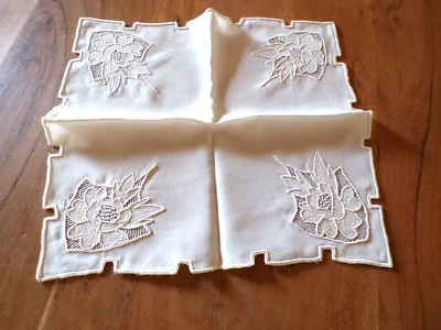 Linge ancien Mouchoir Pochette en soie  ecrue avec broderies de fleurs - Photo 1/4