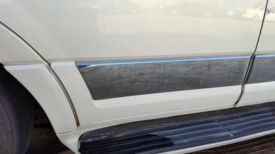 07-14 Navegador Pasajero Derecho Trasero Moldura Desde Puerta Trasera Borde Pv Blanco Foto 1 de 4