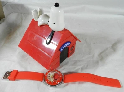 Novo com Caixa - Relógio Peanuts Worldwide - Snoopy + Woodstock dormindo na Casa do Cachorro - Imagem 1 de 4