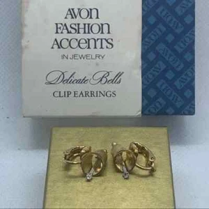 VINTAGE IN SCATOLA Avon Delicate Bells Clip Orecchini - a - Foto 1 di 2
