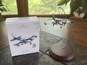 Hallmark Andenken Cessna 310 Ornament 2009 Sky’s the Limit NEU in Box - Bild 1 von 12