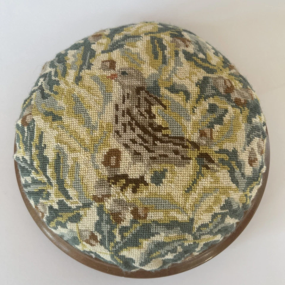 Reposapiés antiguo, nogal con incrustación de marquetería. Cojín punta aguja.Cottagecore  Foto 1 de 4