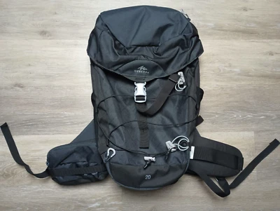 Mochila Quechua 20 Negra Acolchada Espalda Usada en Excelente Condición Decathlon Aire Refrigeración Senderismo Viaje Foto 1 de 4