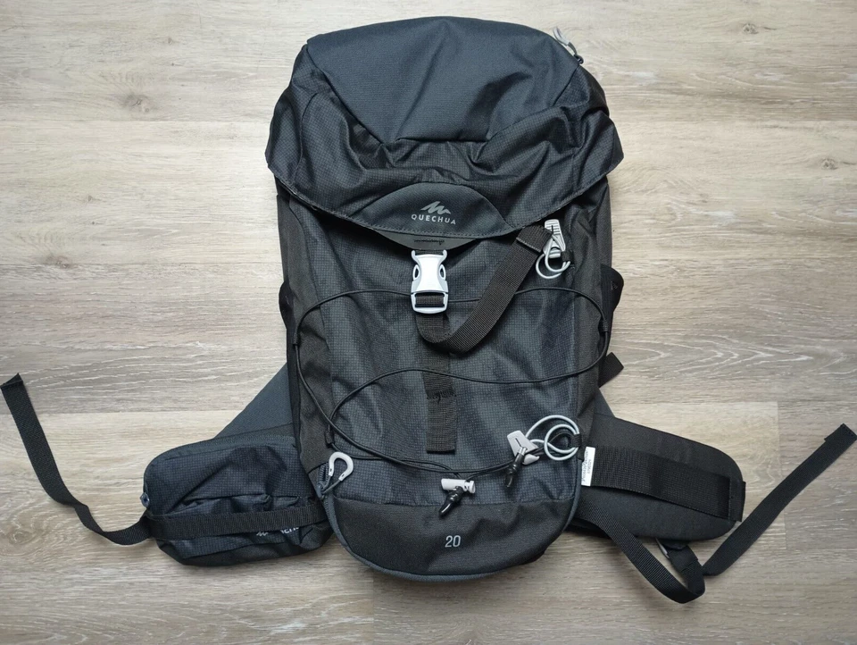 Mochila Quechua 20 preta acolchoada traseira em excelente estado usado Decathlon refrigeração a ar caminhadas viagem - Imagem 1 de 4