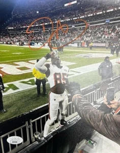 Cleveland Browns David Njoku Chugging Beer Signed 8x10 with JSA COA - Imagen 1 de 1