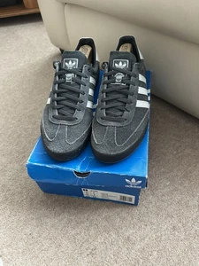 Herren 2019 grau & weiß Adidas Jeans Turnschuhe Größe 9 UK - Bild 1 von 8