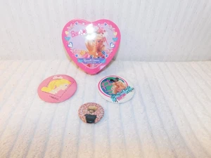Konvolut 3 Pin Back Buttons & leere 90er Jahre Bonbondose - Bild 1 von 5