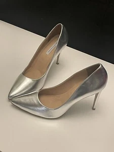 Zapatos de salón Saks Fifth Avenue Stiletto plateados cuero metálico talla 9,5M - Imagen 1 de 11