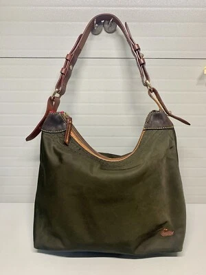 De colección. Bolso de hombro Dooney & Bourke de nailon marrón chocolate con bolsa para el polvo Foto 1 de 4