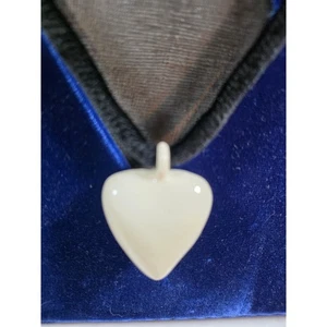 Vintage 14 inch black choker with white ceramic heart - Picture 1 of 2