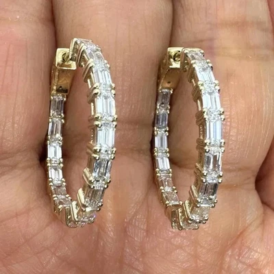 Brincos de argola Huggie corte baguete 2 quilates criados em laboratório folheados a ouro amarelo 14K - Imagem 1 de 4