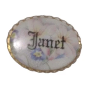 Broche prendedor de solapa con nombre de cerámica Janet con flores vintage - Imagen 1 de 3