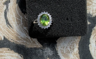 Anillo Halo Gem Insider Peridoto y Topacio Blanco, Talla 8 Foto 1 de 4