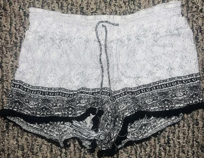 No Boundaries Size M (7-9) Fringe Shorts See Pics *Flaw* 🍀 - Image 1 of 4