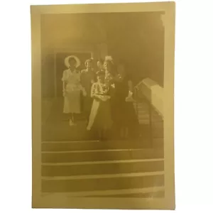 1950 Sei signore sui gradini della chiesa Kodak Kodacolor stampa fotografia VINTAGE - Foto 1 di 2