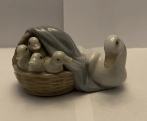 Lladro Entenküken 4895 - Mutter Ente mit Korb mit Entenküken  - Bild 1 von 6