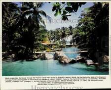 1994 Press Photo Lush swimming area at the Acapulco, Mexico Princess Hotel