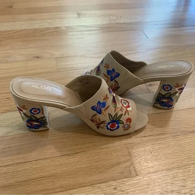 Mules bohemias de tacón bordado floral gamuza sintética tostado ALDO para mujer talla 8,5 Foto 1 de 4