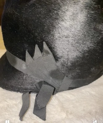 Chapéu Cloche de Feltro Vintage Brigitte Itália Acabamento Preto Pônei/Castor Veludo  - Imagem 1 de 4