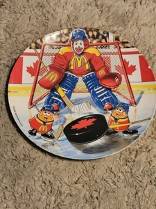 McDonald's 9 1/2" piatto melaminico vintage 2000 ~ Canada Ronald Hockey - Foto 1 di 3