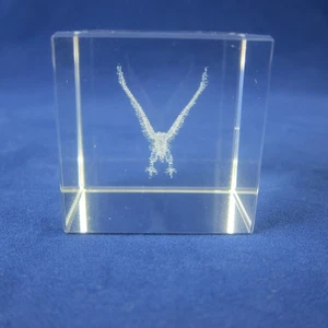 Pisapapeles cubo sólido águila grabada con láser 3D vidrio cristal vintage 1,5 pulgadas - Imagen 1 de 9