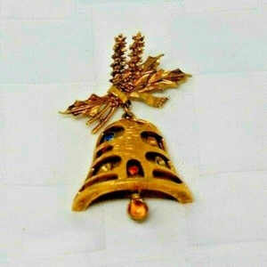 Broche de Navidad de campana y acebo de arte firmado vintage - Imagen 1 de 8