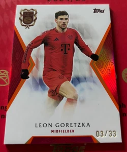 Topps FC Bayern Monaco 125 anni # Leon Goretzka /33 Orange Holo - Foto 1 di 2