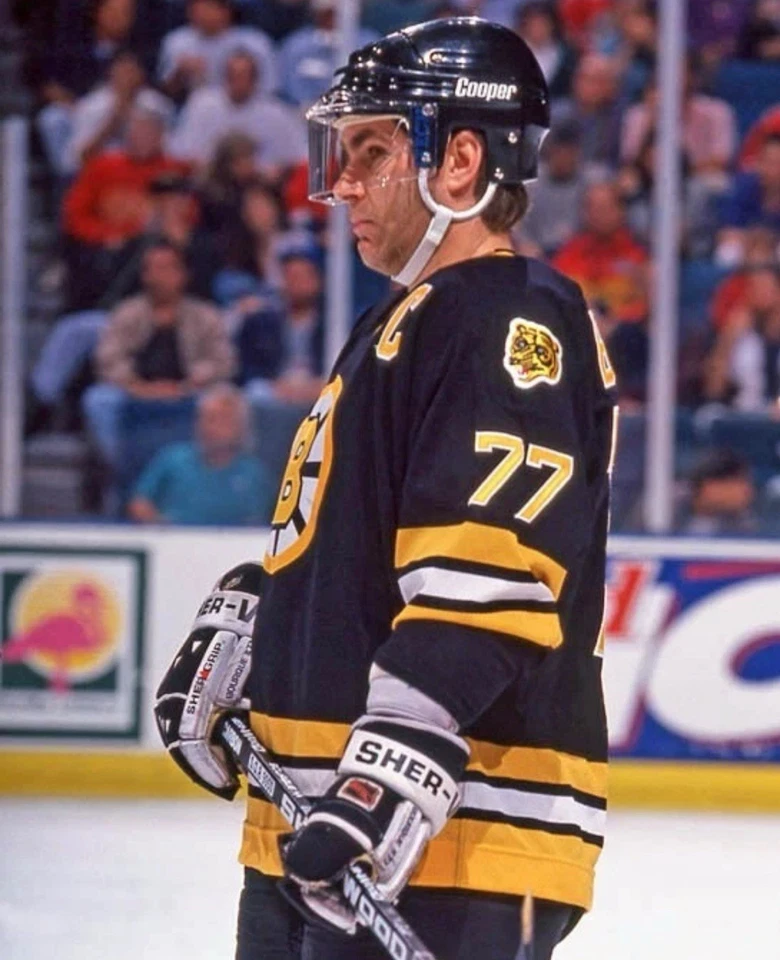 Cartel impreso de hockey de la NHL con foto brillante de los Boston Bruins Ray Bourque Salón de la fama 2004 Foto 1 de 1