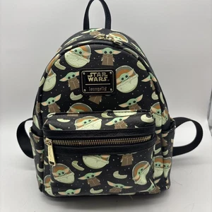 Mochila Loungefly Parques Disney Star Wars Mandalorian Grogu AOP Baby Yoda  - Imagen 1 de 13