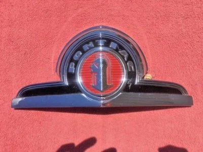 1946 庞蒂亚克 Streamliner 鱼雷六八 NOS 格栅头罩徽章  — 第 1/4 张图片