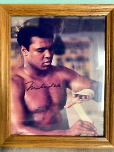 "2 Items" Autographed Muhammed Ali Photo Famed 8x10 & A 3ftx5ft Banner - Picture 1 of 16