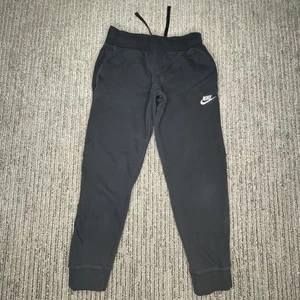 Nike Kinder Jungen Gr. M Hose Jogginghose Gym Workout Active Schwarz - Bild 1 von 8