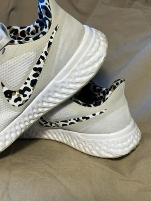 Nike Revolution 5 Premium Zapatos para Correr para Mujer Talla 9 Blanco Crema Leopardo Foto 1 de 4
