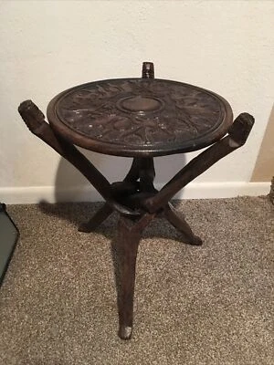 Único soporte de mesa auxiliar vintage tallado a mano de madera de teca único en su clase Foto 1 de 4
