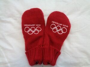 NWT Vancouver 2010 Olympics Red Mittens Size Small/Medium New with Tags Adult/Yo