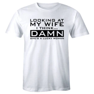 Camiseta Looking At My Wife I Think She's A Lucky Woman divertida para hombre marido - Imagen 1 de 1