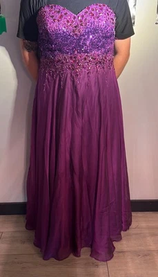 Vestido de graduación púrpura deslumbrante Disney Forever Enchanted Foto 1 de 4